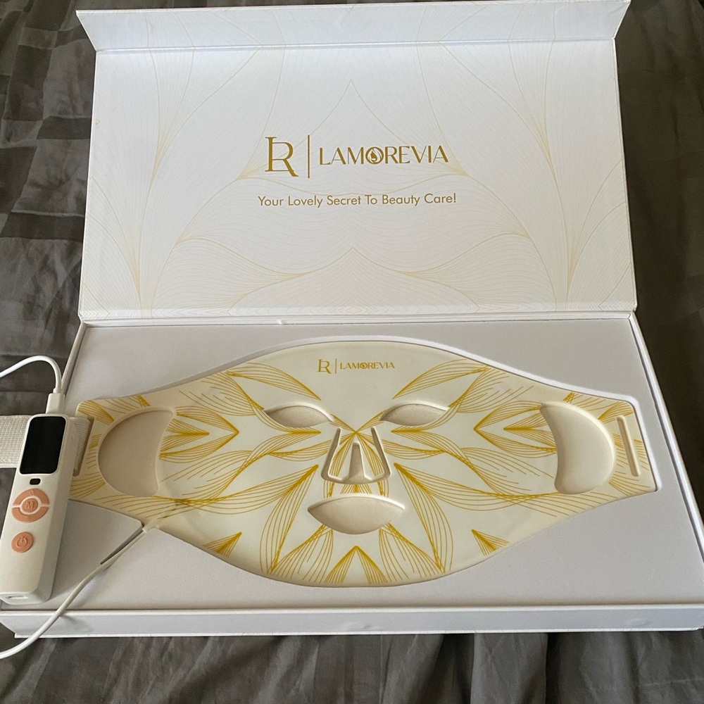 LAMOREVIA Facial Beauty Mask in Gold and White. Excellent used condition